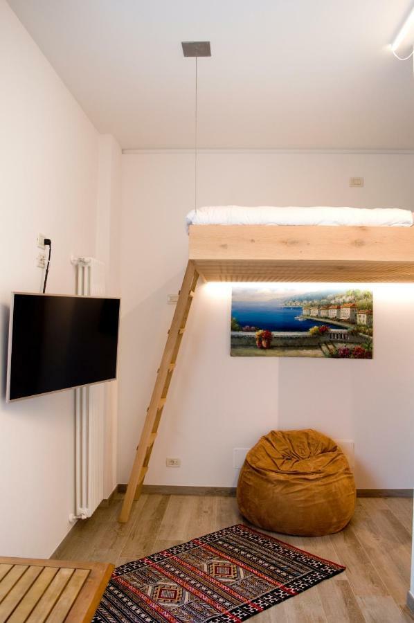 Front Lake Studio With Loft Bed And Pool Bardolino Luaran gambar